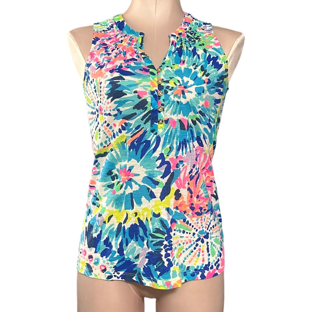 Lilly Pulitzer multi color top in XXS. Beautiful gold Lilly buttons.